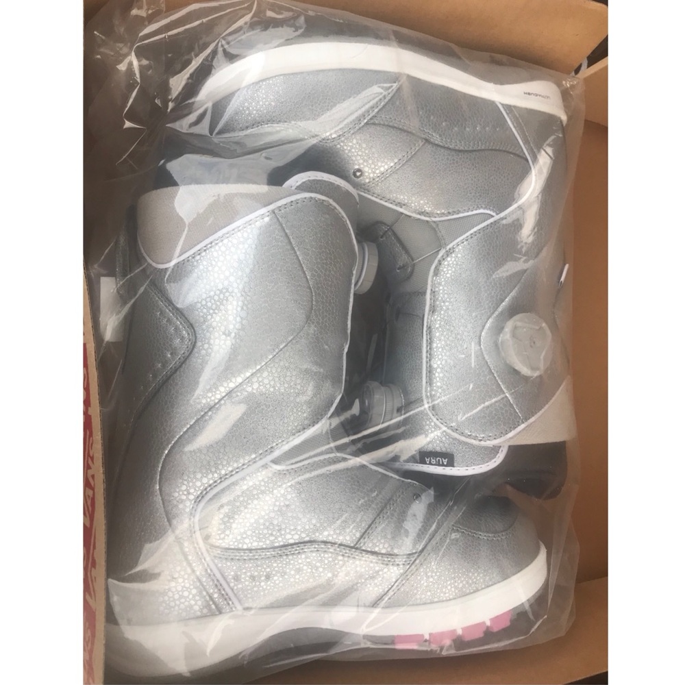 Vans Women’s snow boots only $100. brand new!!